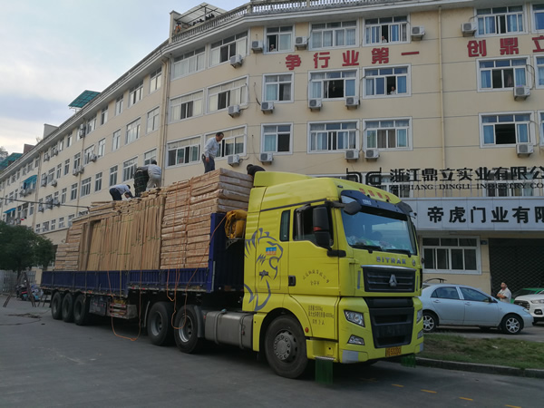 哇！這一整車的鑄鋁門運往何處？