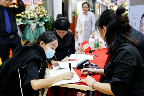 帝贊深圳龍崗店盛大開業(yè)！專業(yè)定制輕奢鋁木門