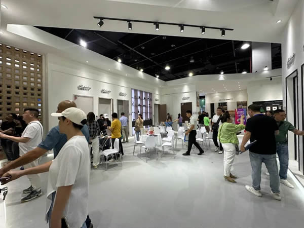 直擊門博會 | 巴堡麗木門展館首日人氣爆棚，精彩還在繼續(xù)……