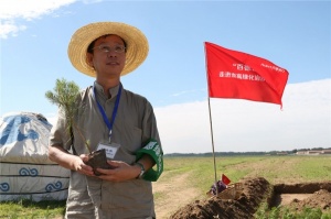 百德帶領(lǐng)大家伙植樹