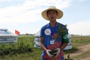 百德帶領(lǐng)大家伙植樹